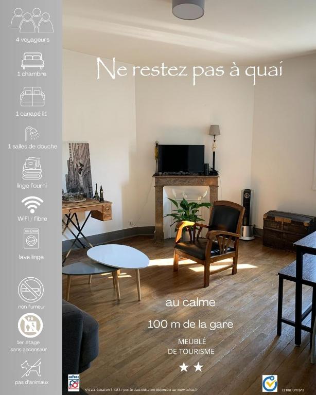 un salon avec une table et une cheminée dans l'établissement Ne restez pas à quai, à Tours