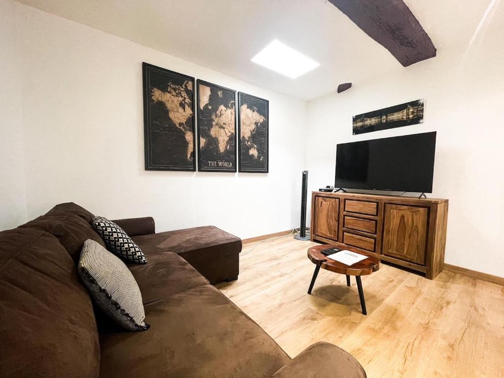 un salon avec un canapé et une télévision à écran plat dans l'établissement Appartement spacieux en plein coeur de Bordeaux, à Bordeaux