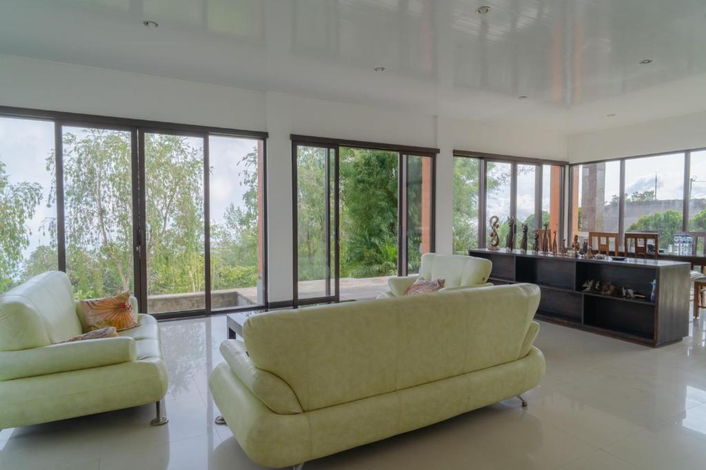 a living room with two chairs and a couch at P'26 Villa Wanagiri in Gitgit