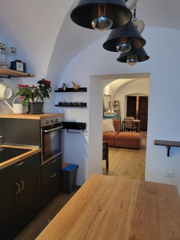 Kuchyň nebo kuchyňský kout v ubytování Monks' Apartment