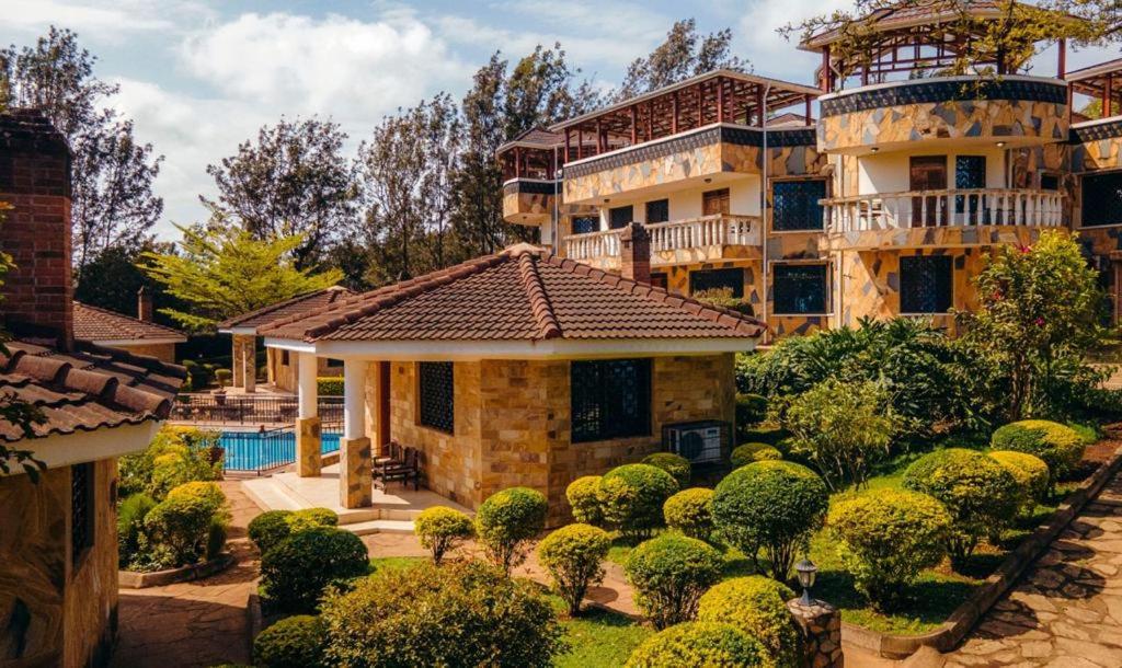 ein großes Haus mit einem Garten mit Pool in der Unterkunft Gafa House lodge in Sokon