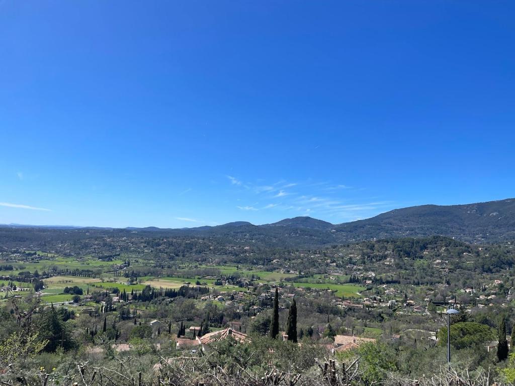 a view of the valley from the top at Les Oliviers de Lunéa, villa dans les hauteurs de Fayence in Fayence