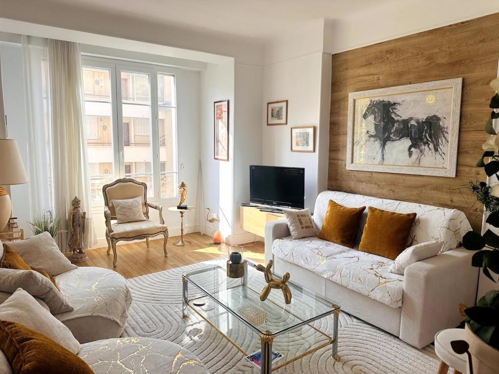 Televízia a/alebo spoločenská miestnosť v ubytovaní One Bedroom apartment in Cannes Center a few steps from the Croisette and the Martinez Hotel - 2032