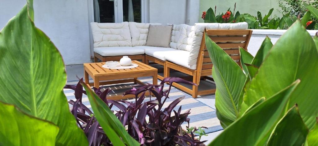 a patio with a couch and a table and plants at Schönes Haus Mit Privatem Garten in Zadar