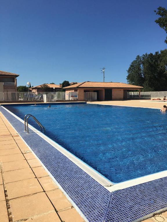 une grande piscine avec de l'eau bleue dans l'établissement St Cyprien Superbe maison residence avec piscine, à Saint-Cyprien