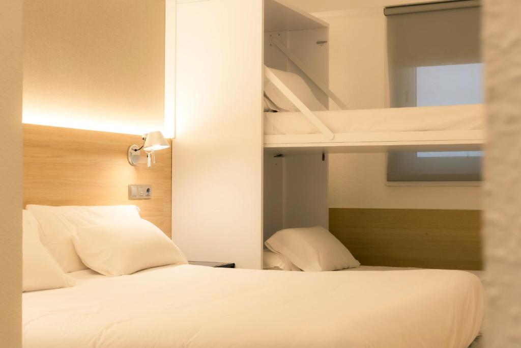 Postel nebo postele na pokoji v ubytování Hotel Burlada