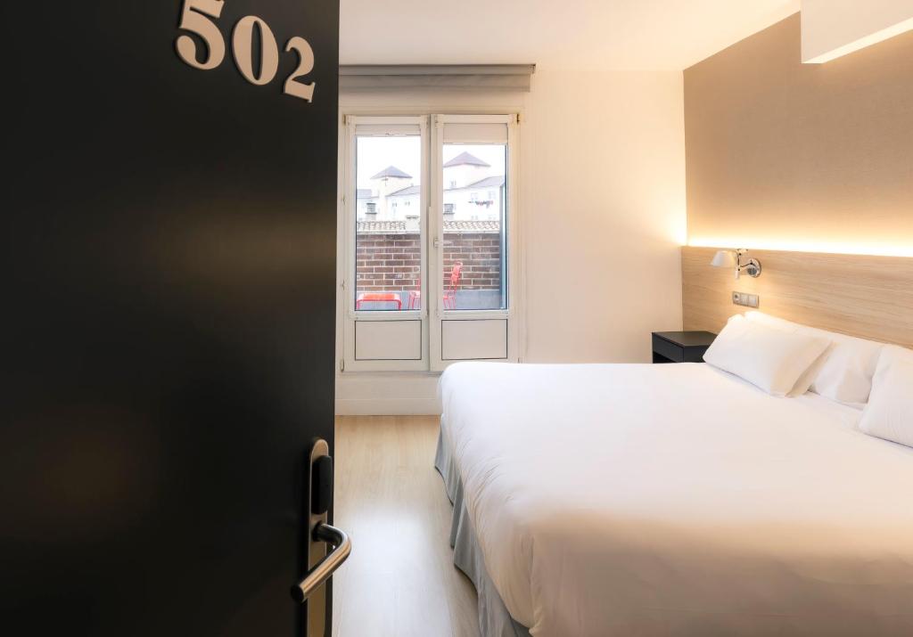 Postel nebo postele na pokoji v ubytování Hotel Burlada