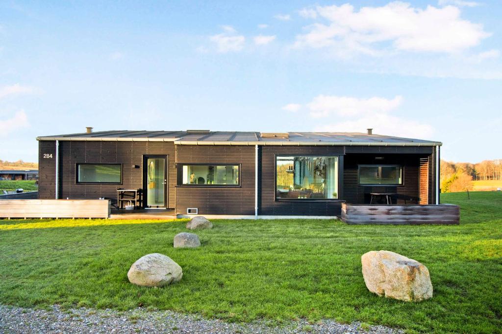 オーベンローにあるNew Modern Holiday Home Near The Beachの庭の岩造りの小屋
