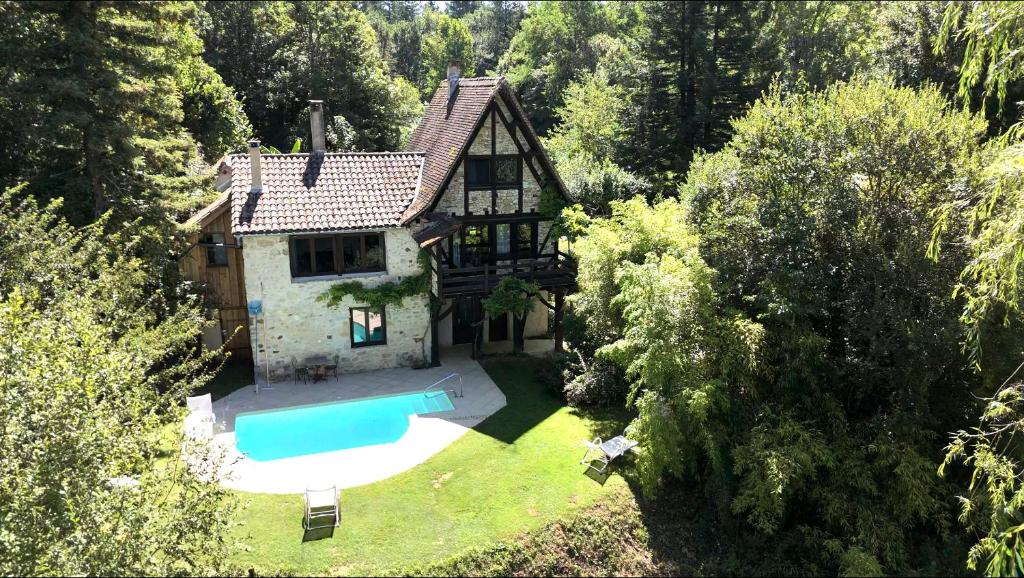 une vue aérienne d'une maison avec piscine dans l'établissement Ferienhaus Fischerhaus - Ruhe und Natur an der Dordogne, à Payrac