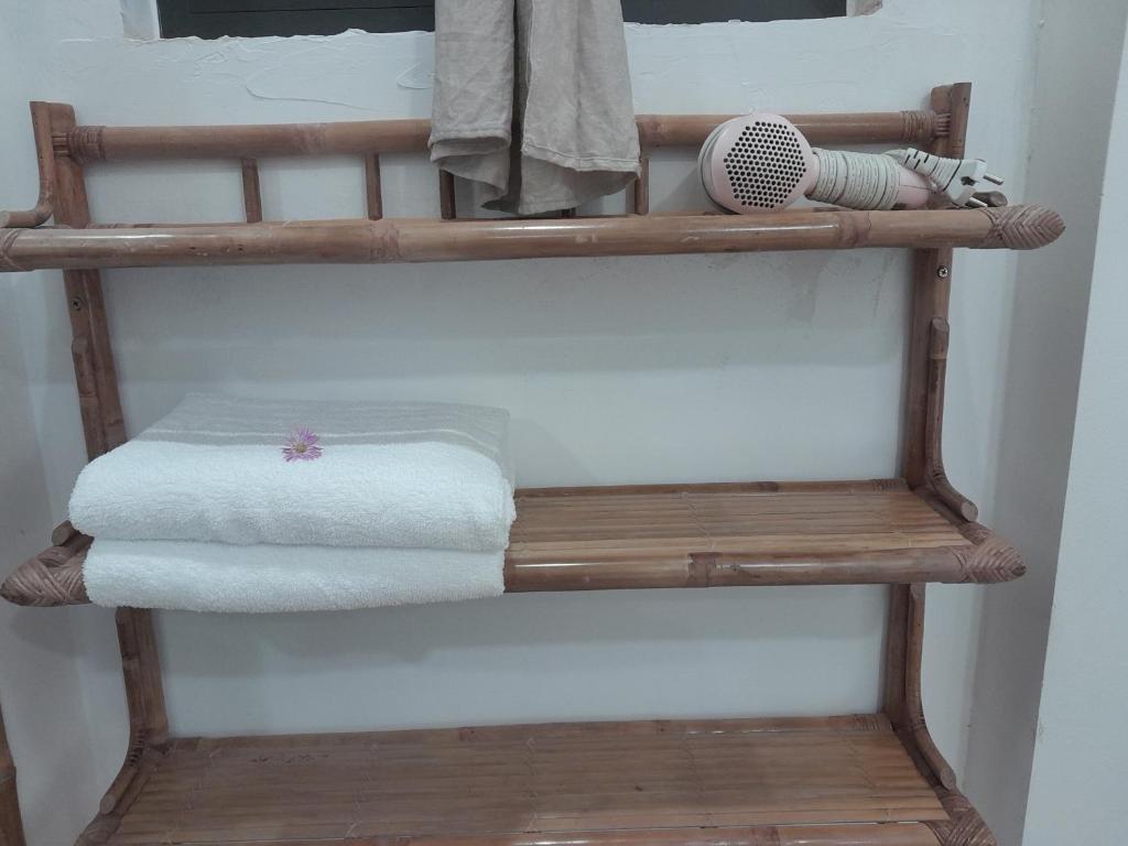 Palanda nebo palandy na pokoji v ubytování Tâm Homestay