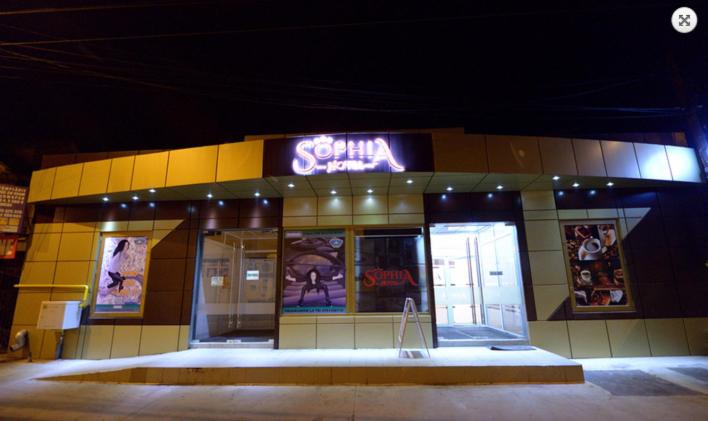 TecuciにあるHotel Sophiaの表札のある店