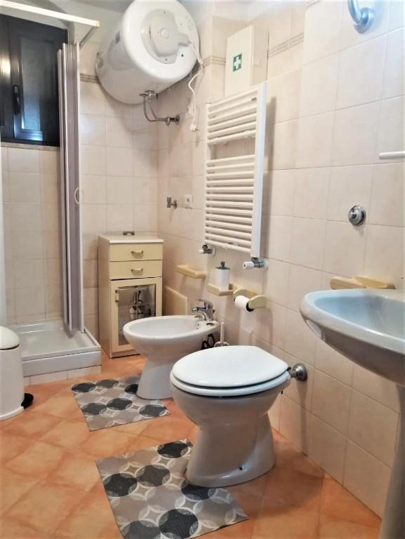 Bagno di Country Chic Antico Casale - piscina idromassaggio lettini, solarium, cinema experience, wifi, parcheggio