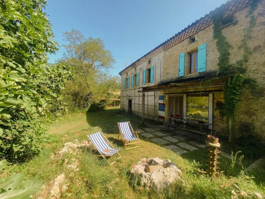 Taman di luar Maison accueillante avec jardin à Sainte-Suzanne