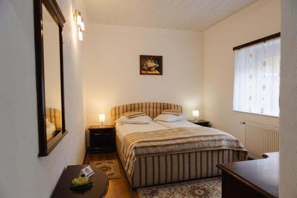 Postel nebo postele na pokoji v ubytování Hotel Claudiu