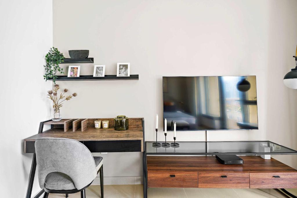 TV a/nebo společenská místnost v ubytování Silkhaus cozy central studio in Downtown in 29 Boulevard