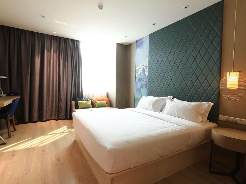 Postel nebo postele na pokoji v ubytování Ibis Styles XM Zhongshan Hotel