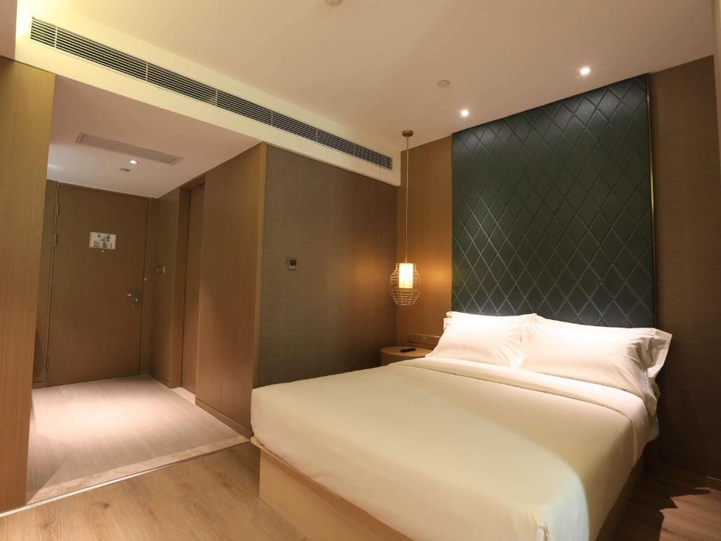 Postel nebo postele na pokoji v ubytování Ibis Styles XM Zhongshan Hotel