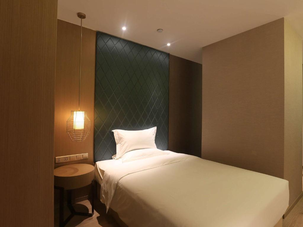 Postel nebo postele na pokoji v ubytování Ibis Styles XM Zhongshan Hotel