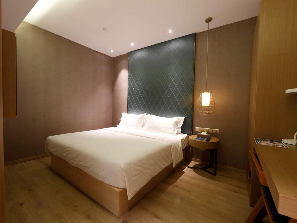 Postel nebo postele na pokoji v ubytování Ibis Styles XM Zhongshan Hotel