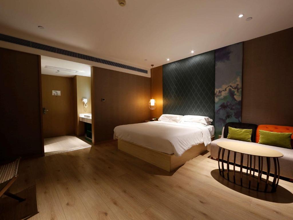 Postel nebo postele na pokoji v ubytování Ibis Styles XM Zhongshan Hotel