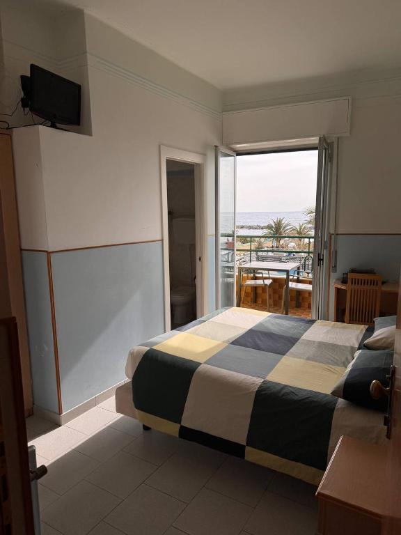 Łóżko lub łóżka w pokoju w obiekcie Hotel Ideal