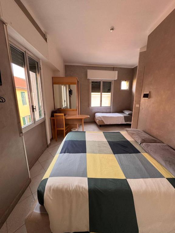 Łóżko lub łóżka w pokoju w obiekcie Hotel Ideal