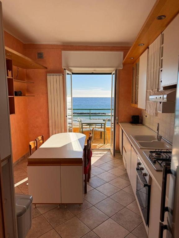 kuchnia z widokiem na ocean w obiekcie Hotel Ideal w mieście Arma di Taggia