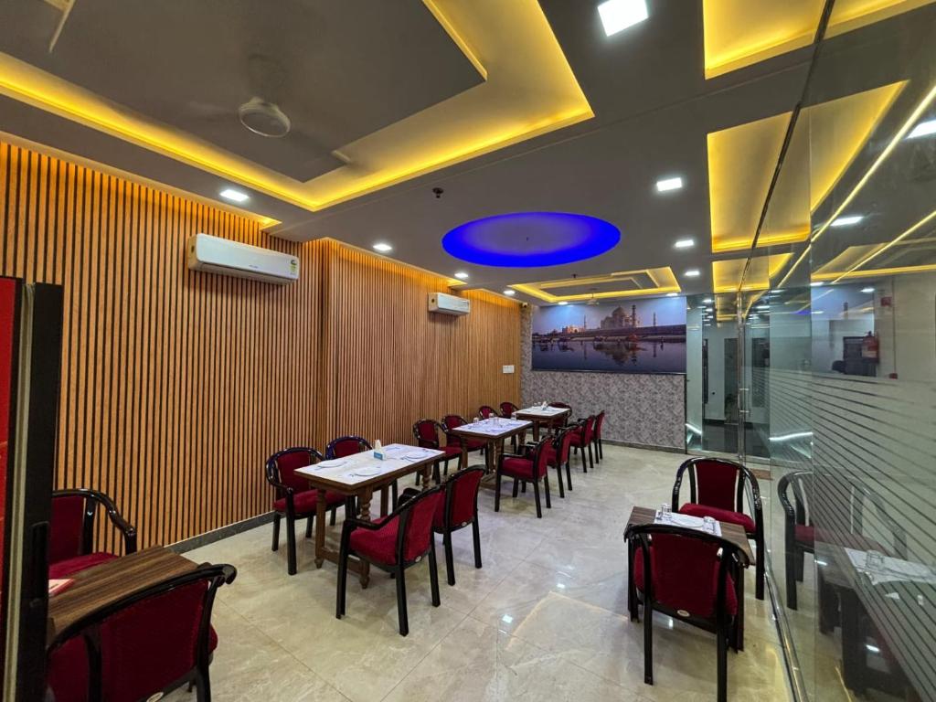 Posezení v ubytování Hotel Ganga Palace - Agra Dasaprakash Restuarant
