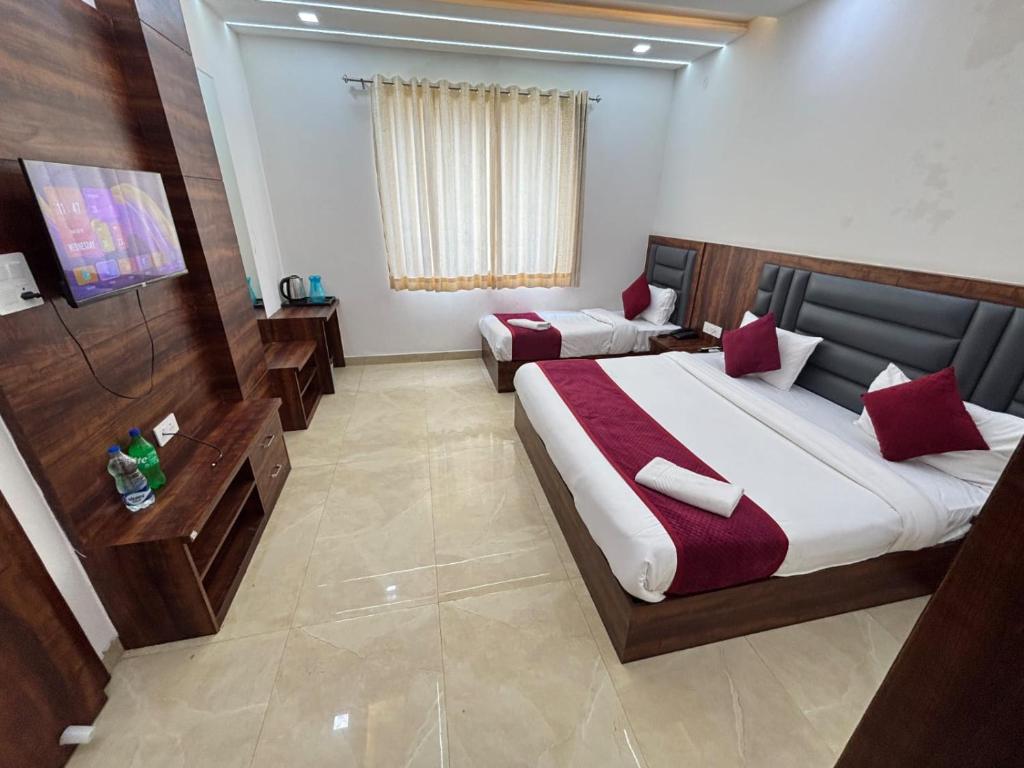 TV a/nebo společenská místnost v ubytování Hotel Ganga Palace - Agra Dasaprakash Restuarant