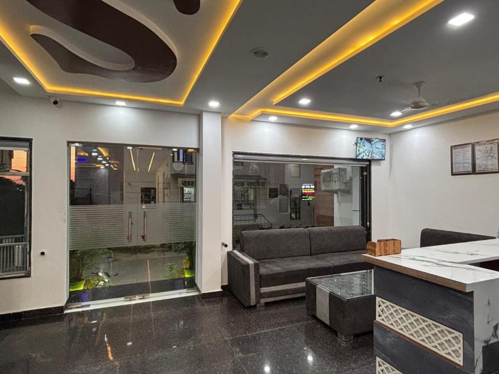 Posezení v ubytování Hotel Ganga Palace - Agra Dasaprakash Restuarant