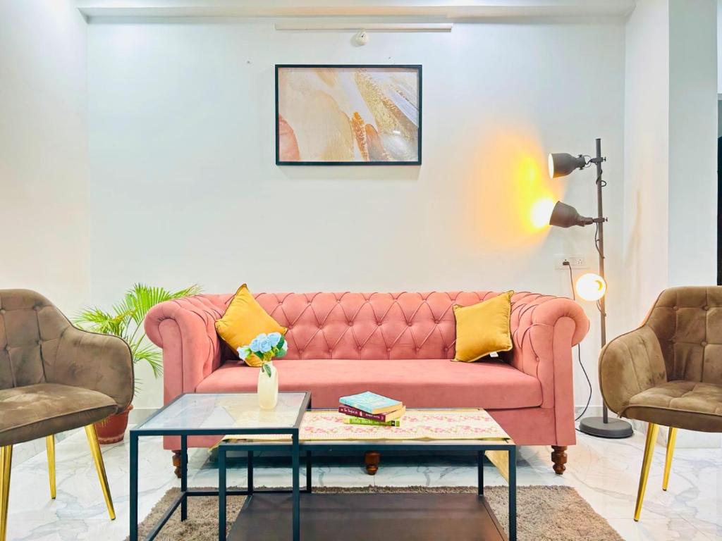 Khu vực ghế ngồi tại Serene 3BHK Upscale Apt in CityCenter by SeraiStays