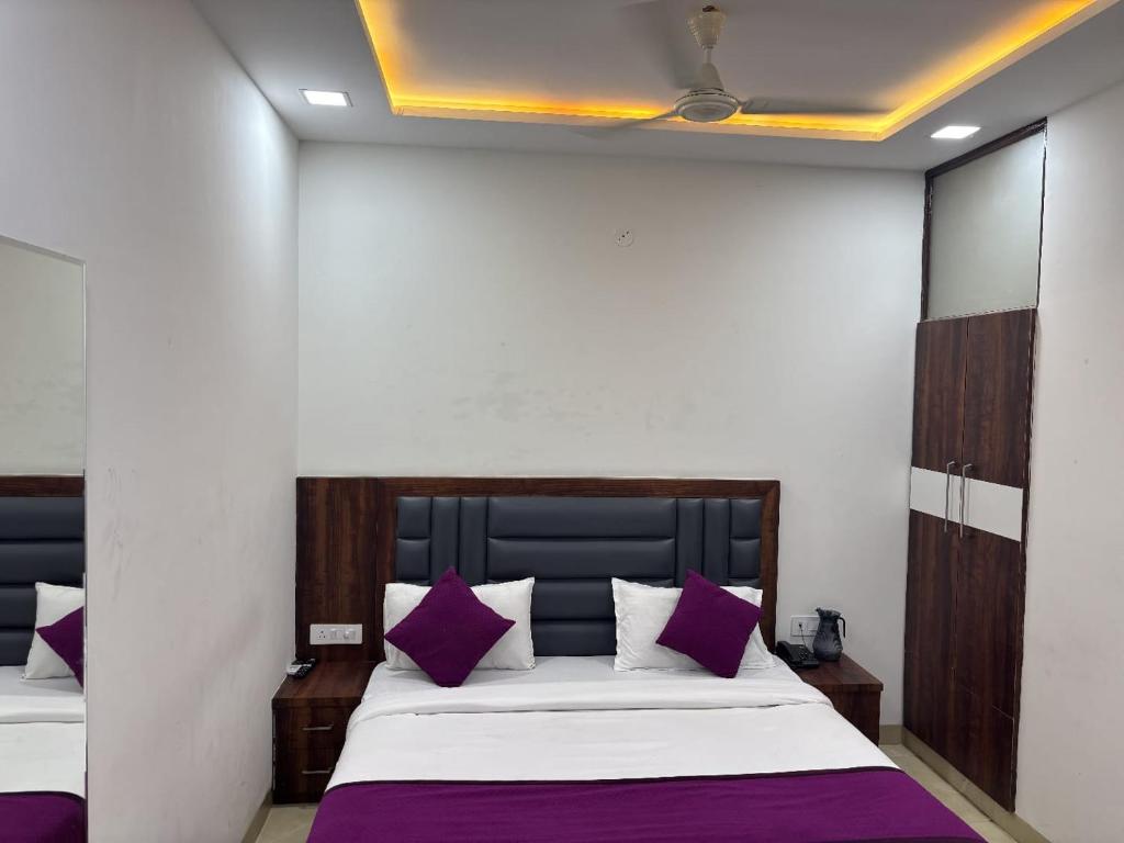 Postel nebo postele na pokoji v ubytování Hotel Ganga Palace - Agra Dasaprakash Restuarant