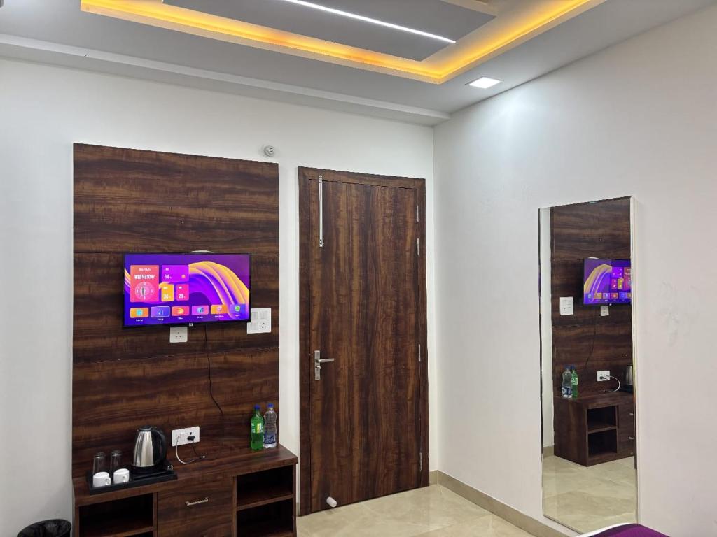 TV a/nebo společenská místnost v ubytování Hotel Ganga Palace - Agra Dasaprakash Restuarant