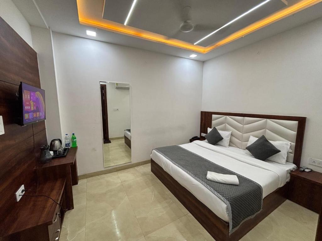 Postel nebo postele na pokoji v ubytování Hotel Ganga Palace - Agra Dasaprakash Restuarant