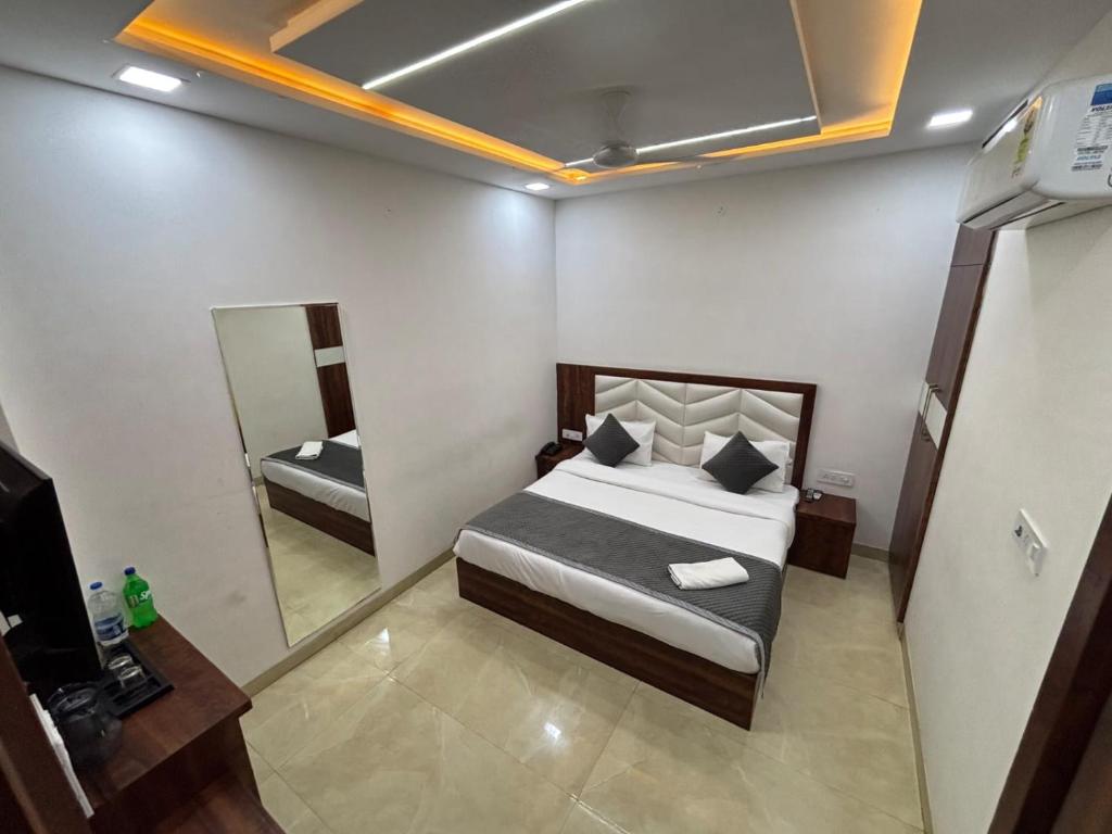 Postel nebo postele na pokoji v ubytování Hotel Ganga Palace - Agra Dasaprakash Restuarant