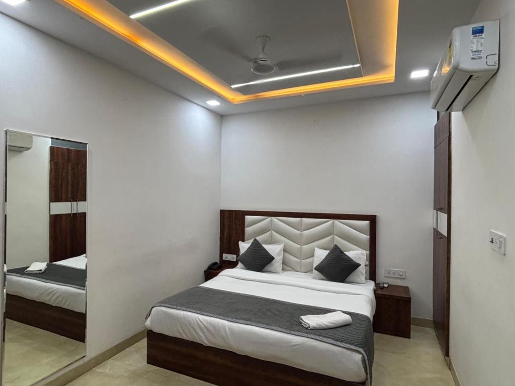 Postel nebo postele na pokoji v ubytování Hotel Ganga Palace - Agra Dasaprakash Restuarant
