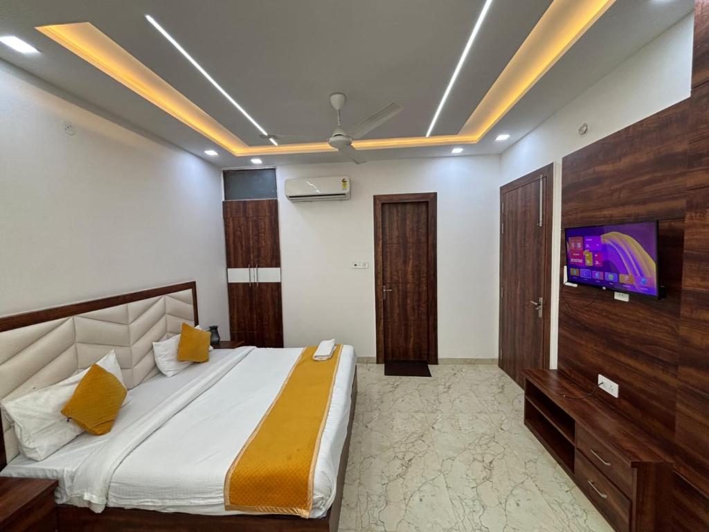 Postel nebo postele na pokoji v ubytování Hotel Ganga Palace - Agra Dasaprakash Restuarant
