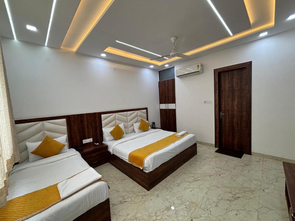 Postel nebo postele na pokoji v ubytování Hotel Ganga Palace - Agra Dasaprakash Restuarant
