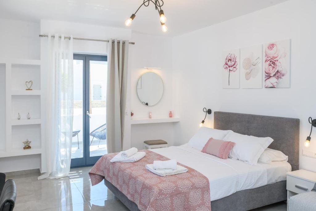 Giường trong phòng chung tại Sunny & Blue