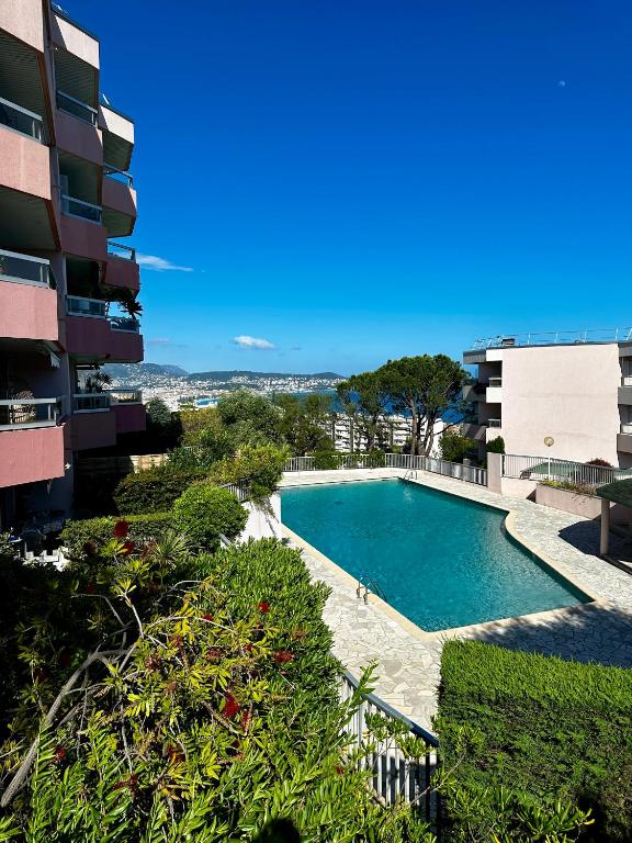 Бассейн в Superbe appartement 2 pièces avec piscine или поблизости