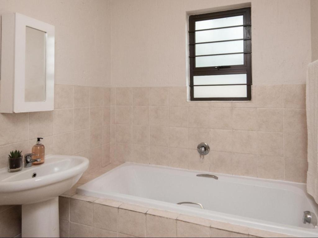 bagno con vasca bianca e lavandino di The Beach Palace Ramsgate a Margate