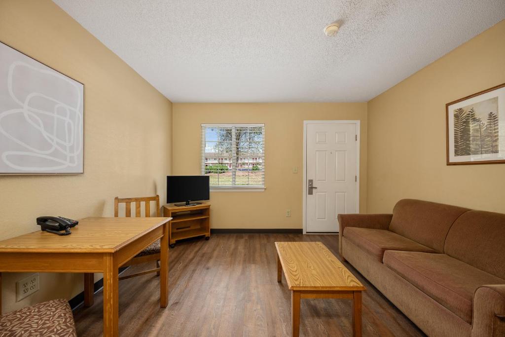 ein Wohnzimmer mit einer Couch und einem Tisch in der Unterkunft Affordable Suites Myrtle Beach in Myrtle Beach