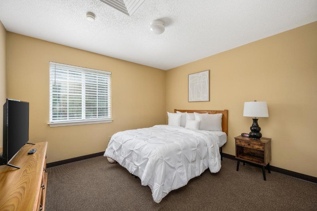 ein Schlafzimmer mit einem Bett und einem Fernseher darin in der Unterkunft Affordable Suites Myrtle Beach in Myrtle Beach