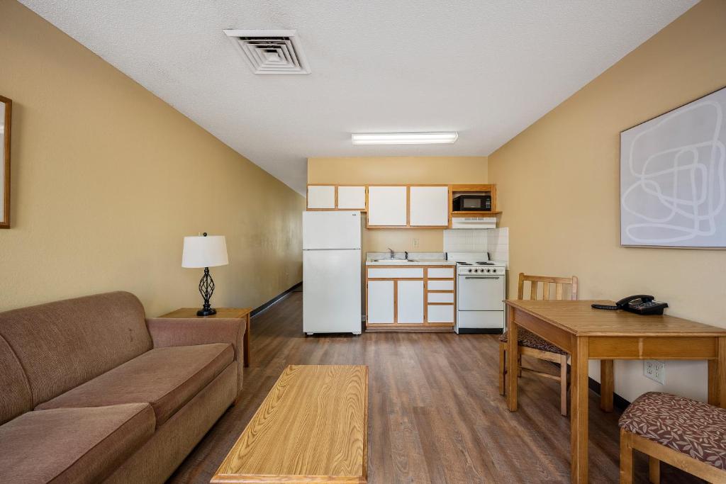 ein Wohnzimmer mit Couch und Tisch und eine Küche in der Unterkunft Affordable Suites Myrtle Beach in Myrtle Beach