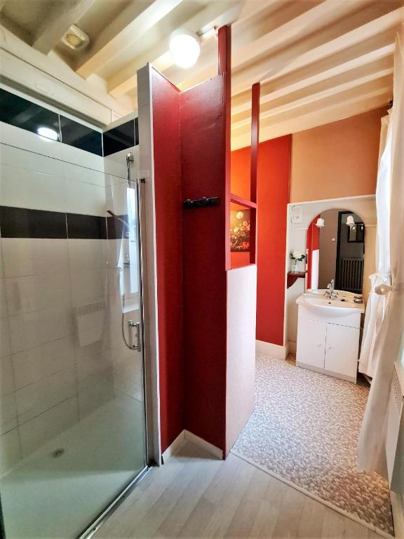 łazienka z prysznicem i czerwonymi drzwiami w obiekcie Ambiance Morvan w mieście Ouroux