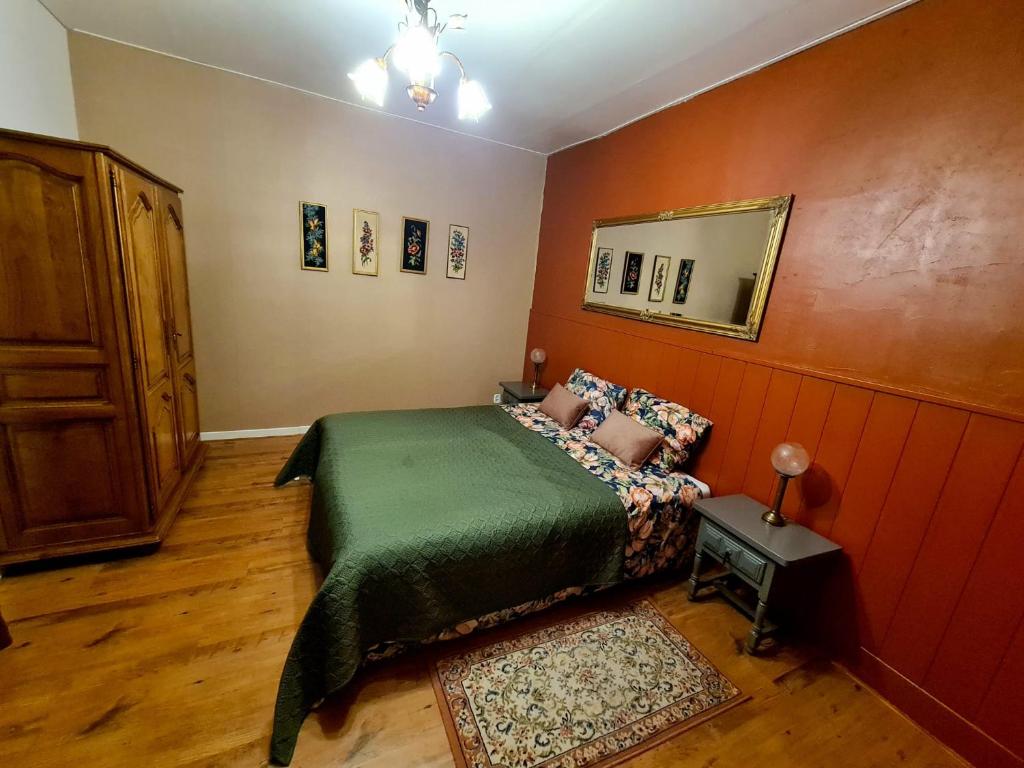 Łóżko lub łóżka w pokoju w obiekcie Ambiance Morvan