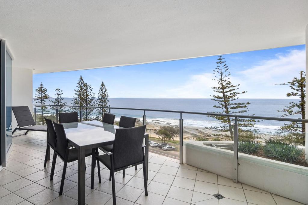 Un comedor con vista al mar en Sirocco 606, en Mooloolaba