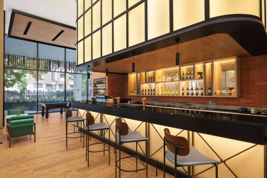 Lounge nebo bar v ubytování Four Points by Sheraton Nashik