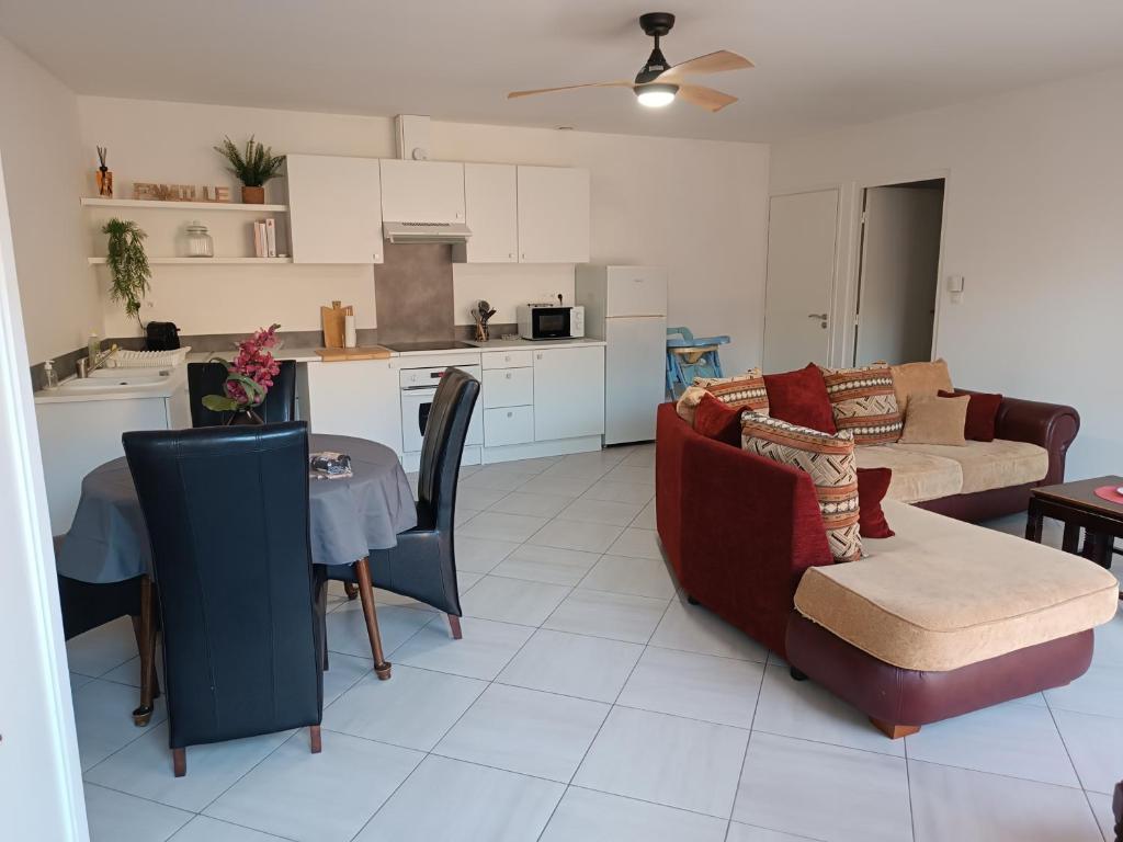 un salon et une cuisine avec un canapé et une table dans l'établissement Appartement Molini, à Porticcio