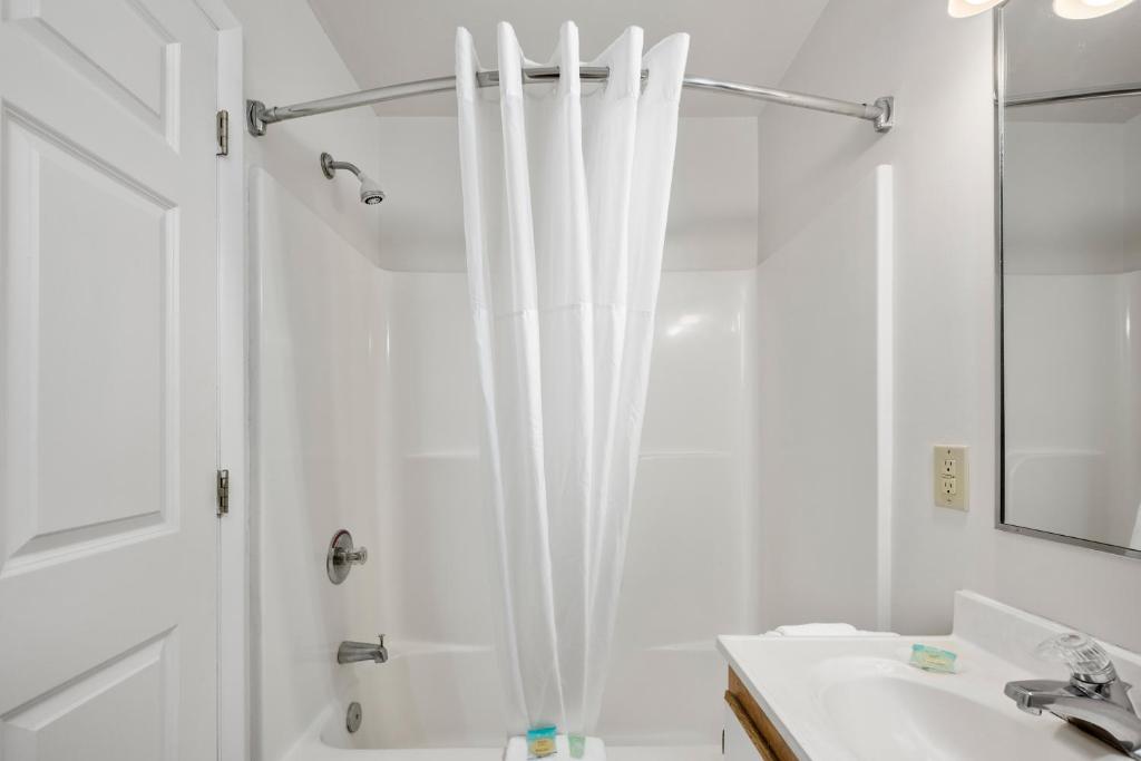 Ein Badezimmer in der Unterkunft Affordable Suites Myrtle Beach